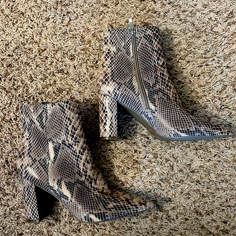 ANKLE BOOTIES- snake print